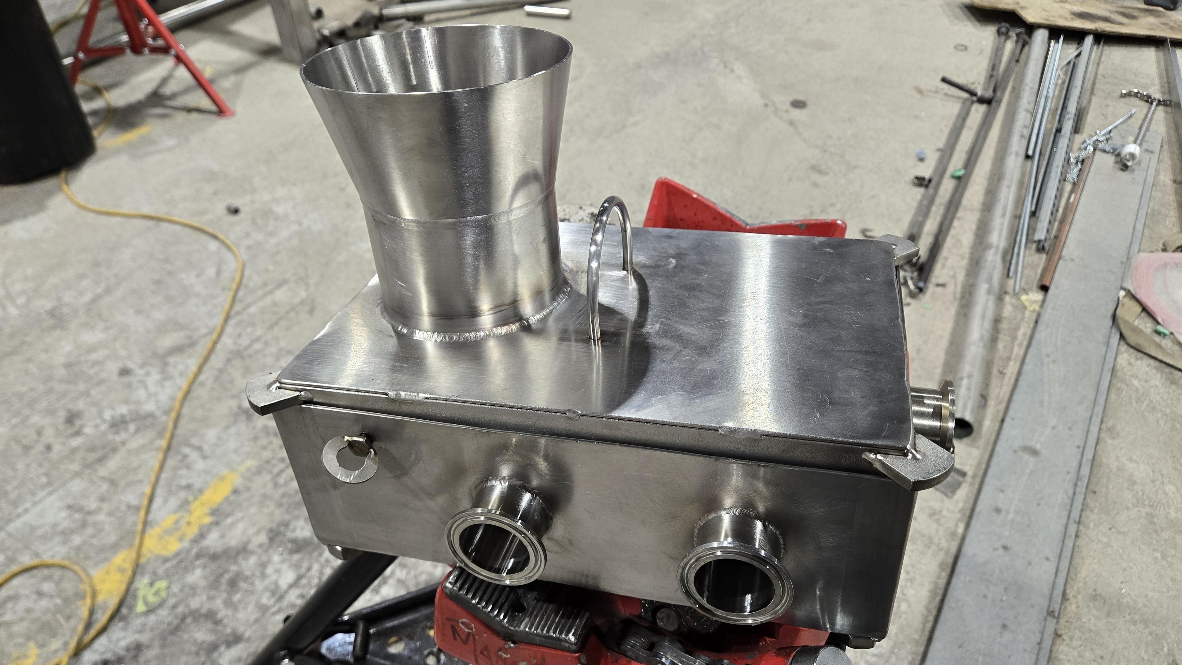 High pressure vessel assembly
